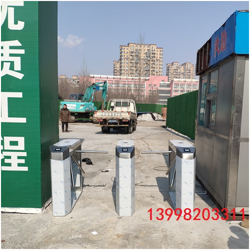 沈陽理工大學校建工地三輥閘門禁系統1小時內快速安裝完畢