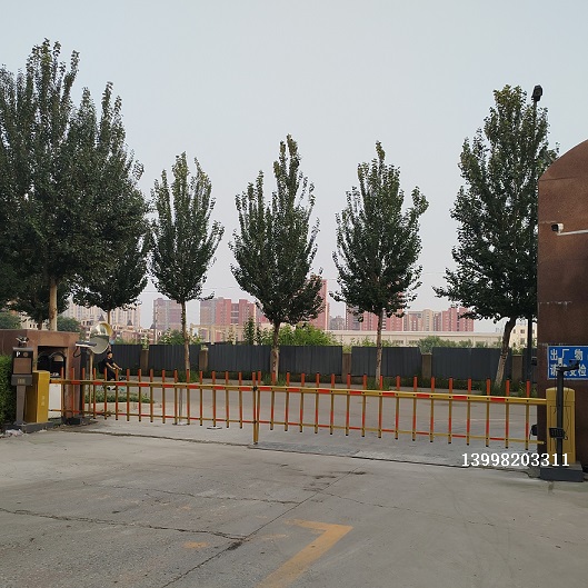 沈陽渾南土豪金柵欄道閘現場安裝13998203311